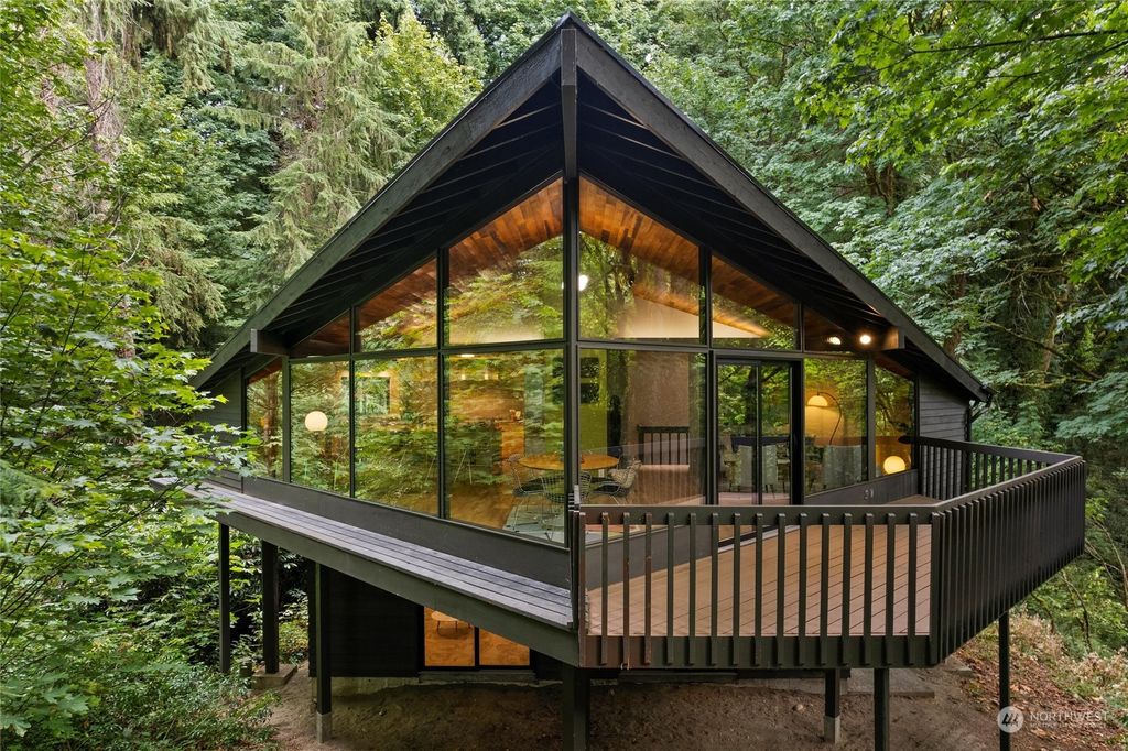 Photo of 14408 18th Avenue SW, Burien, WA 98166 (MLS # 2156671)