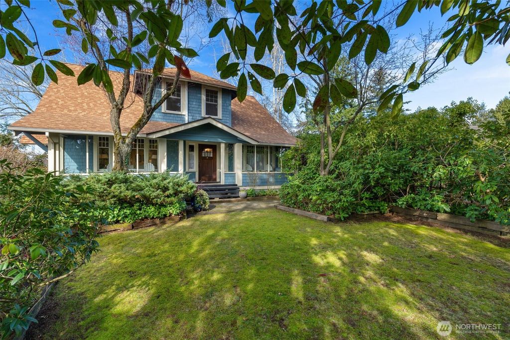 Photo of 518 NE 100th Street, Seattle, WA 98125 (MLS # 2339822)