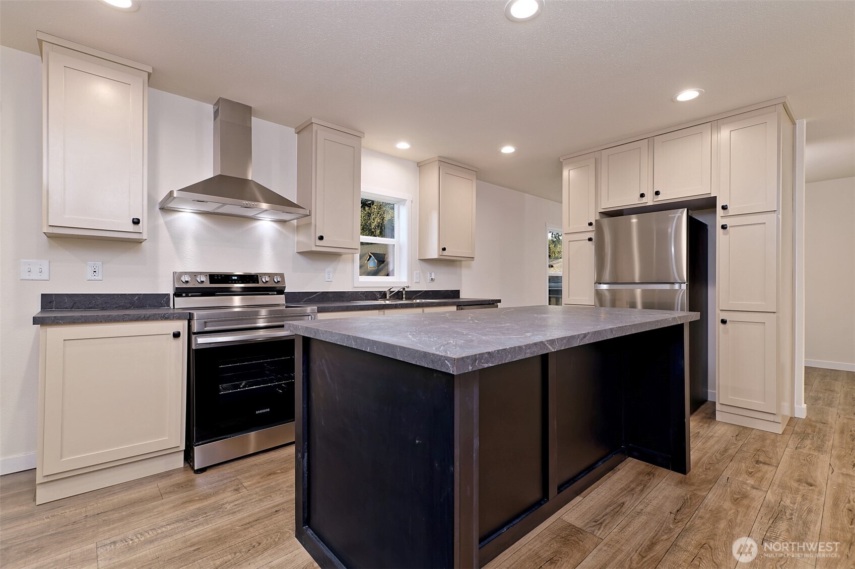 90 E kingston Way