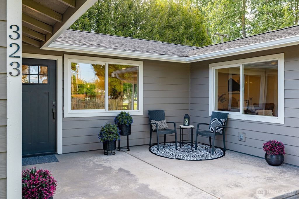 Photo of 323 W King Tut Road, Bellingham, WA 98226 (MLS # 2532629)