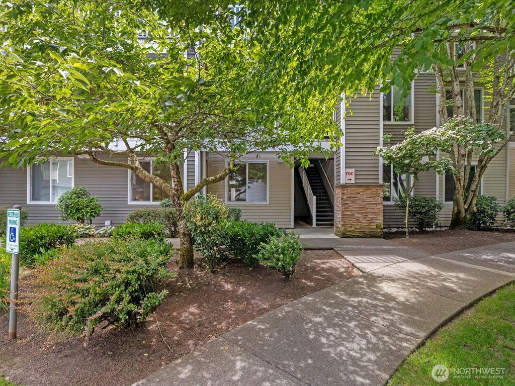 Photo of 12530 Admiralty Way #J103, Everett, WA 98204 (MLS # 2541653)
