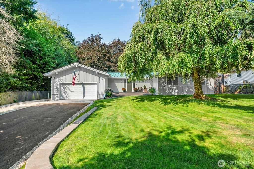 Photo of 14543 178th Avenue SE, Renton, WA 98059 (MLS # 2425339)