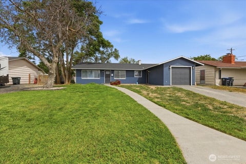 Photo of 262 N Earl Road, Moses Lake, WA 98837 (MLS # 2533982)