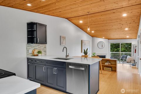Photo of 9484 Redmond-Woodinville Rd NE Rd #C-305, Redmond, WA 98052 (MLS # 2440968)