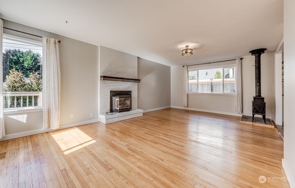 Photo of 18604 105th Avenue NE, Bothell, WA 98011 (MLS # 2039609)