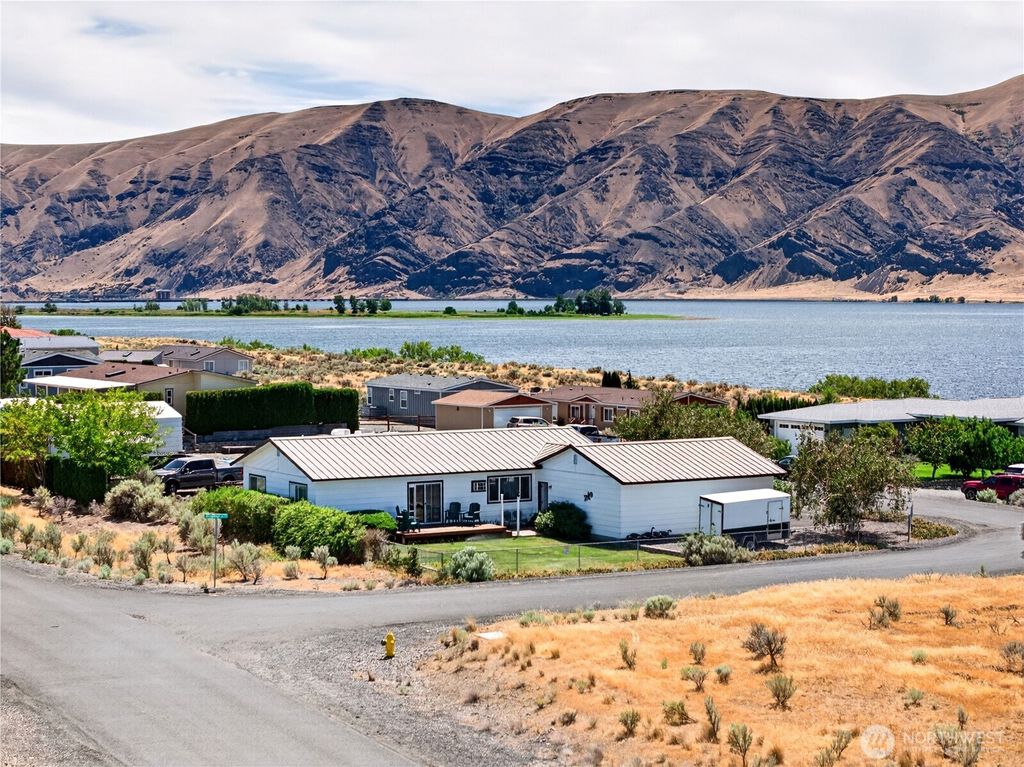 Photo of 301 Arrowhead Place SW, Mattawa, WA 99349 (MLS # 2553980)