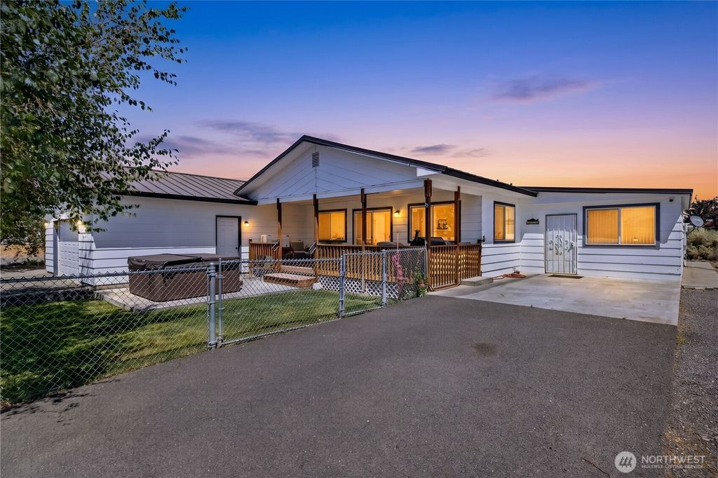 Photo of 301 Arrowhead Place SW, Mattawa, WA 99349 (MLS # 2553980)