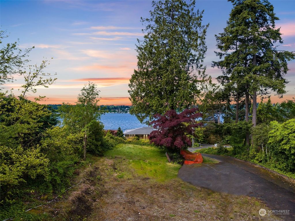 Photo of 12522 Holmes Point Drive, Kirkland, WA 98034 (MLS # 2290109)