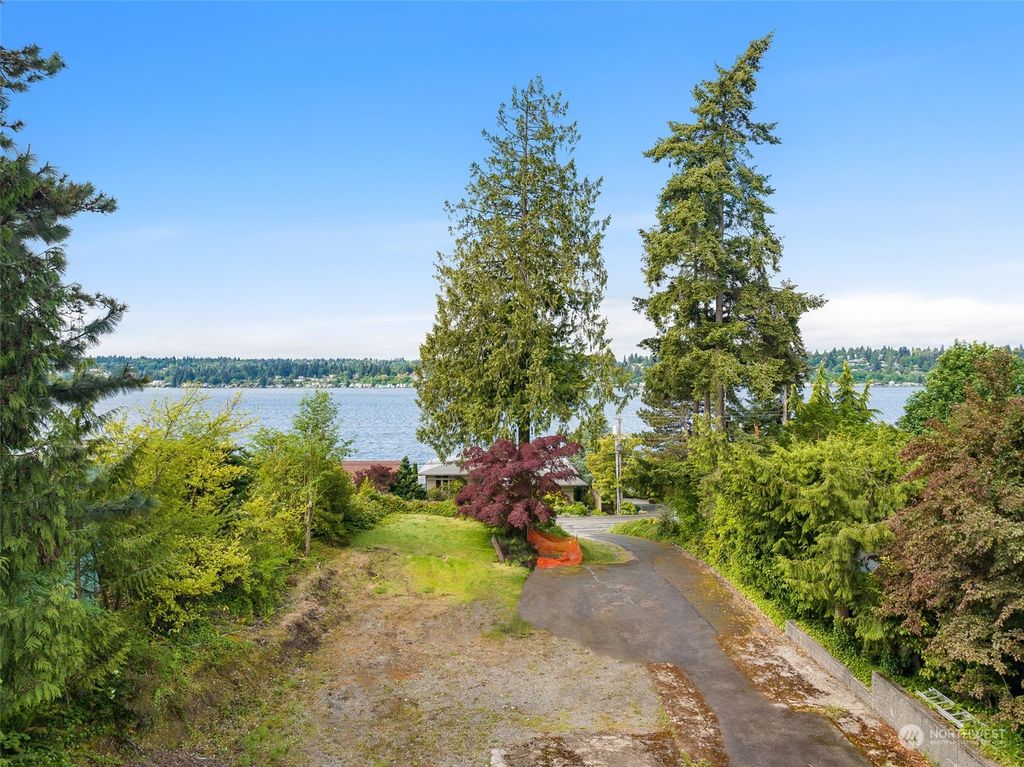 Photo of 12522 Holmes Point Drive, Kirkland, WA 98034 (MLS # 2290109)