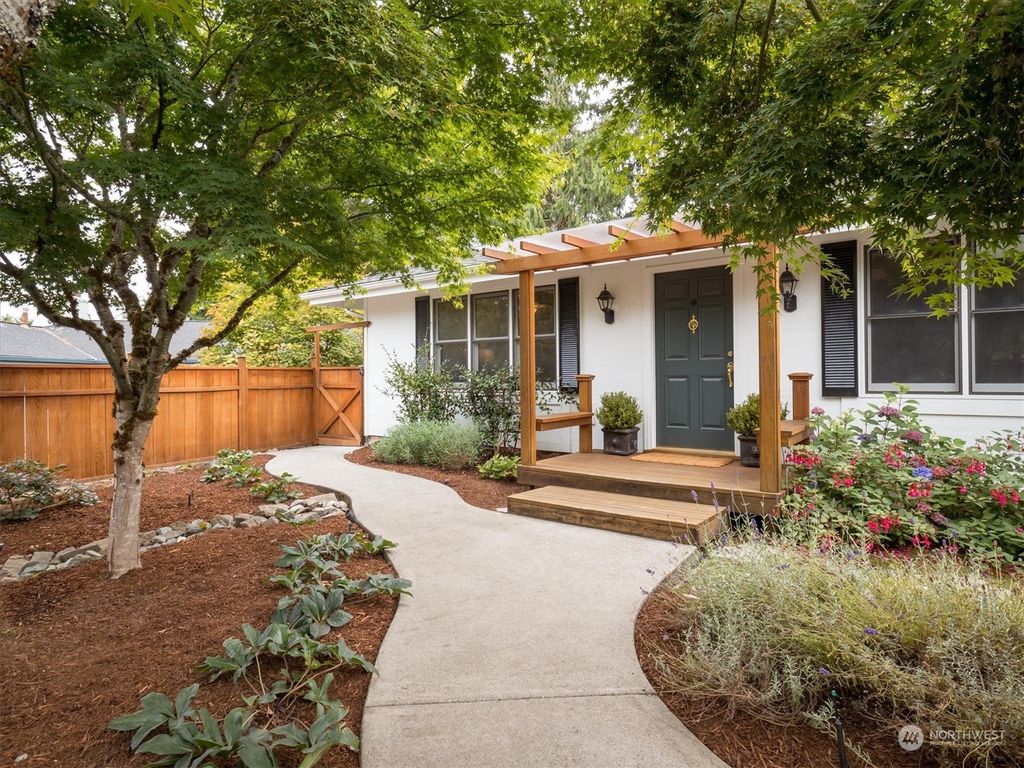 Photo of 7612 140th Place NE, Redmond, WA 98052 (MLS # 2161126)