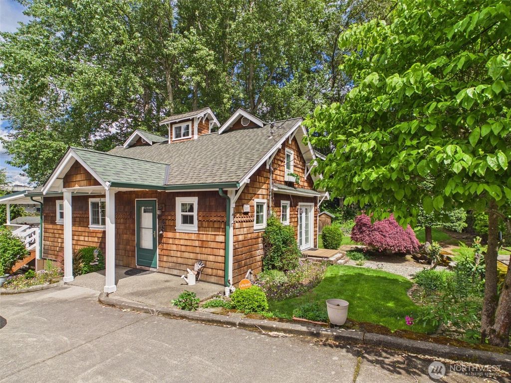 Photo of 801 9th Avenue NW, Puyallup, WA 98371 (MLS # 2525634)