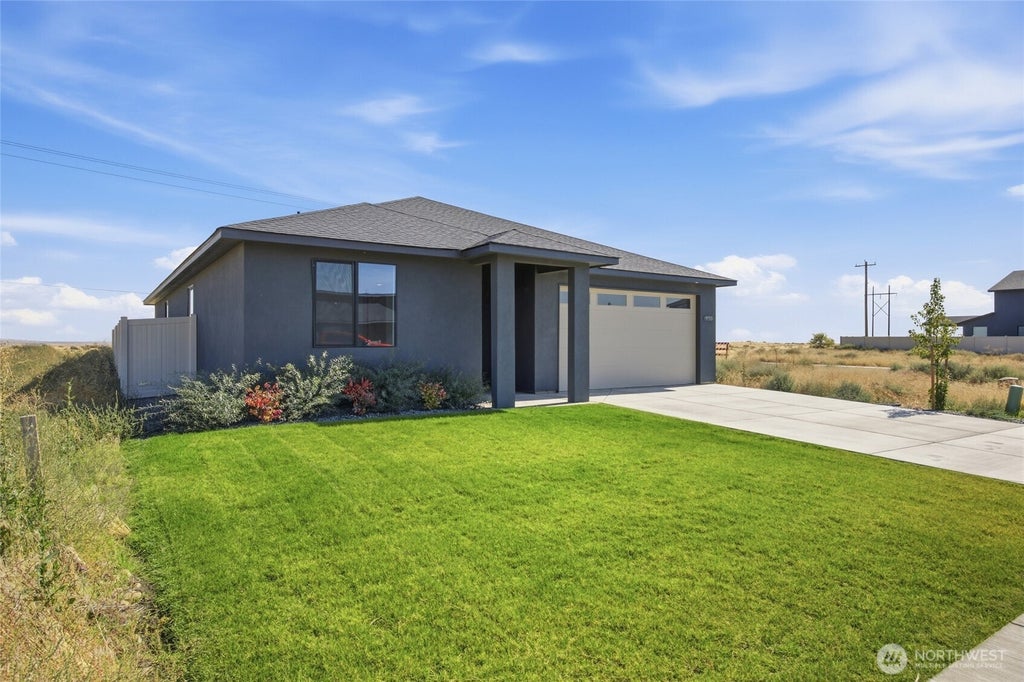 Photo of 930 L Street NE, Ephrata, WA 98823 (MLS # 2585197)