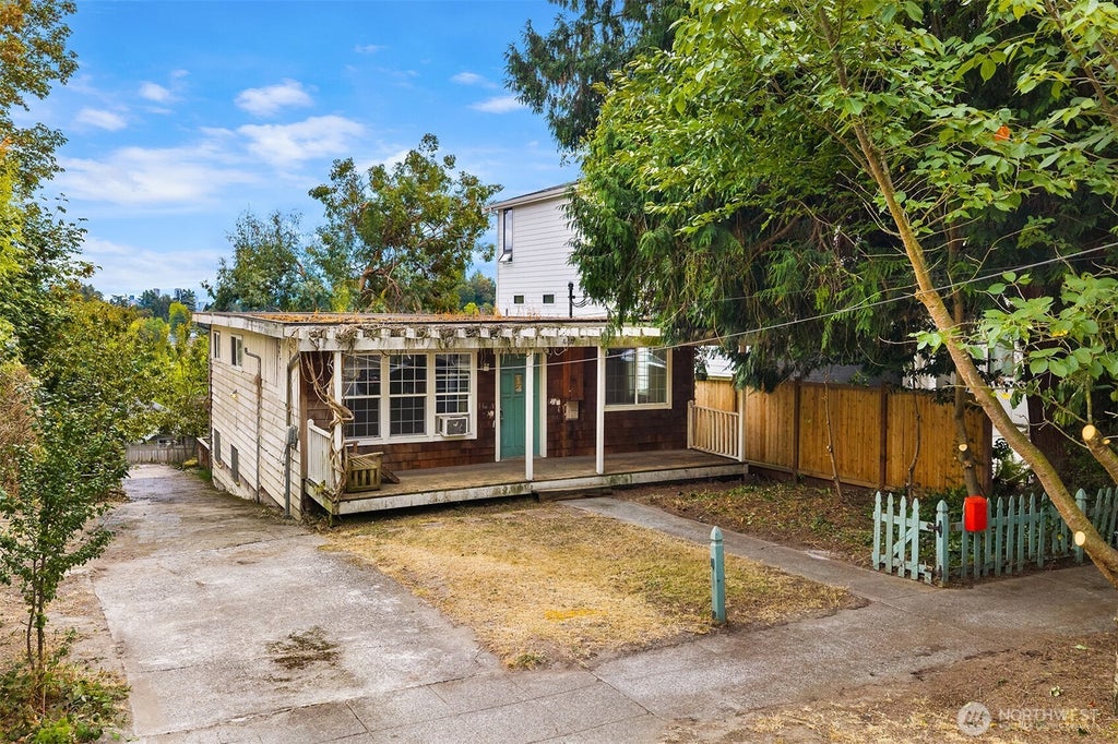 Photo of 440 26th Avenue E, Seattle, WA 98112 (MLS # 2587694)