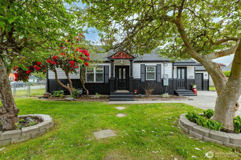 Photo of 1229 Harrison Street, Mount Vernon, WA 98273 (MLS # 2512315)