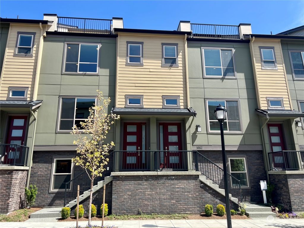 Photo of 1082 7th Avenue NE, Issaquah, WA 98029 (MLS # 2061160)