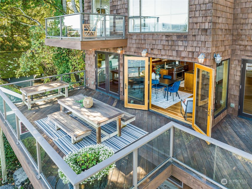 Photo of 2537 Shoreland Drive S, Seattle, WA 98144 (MLS # 2179206)