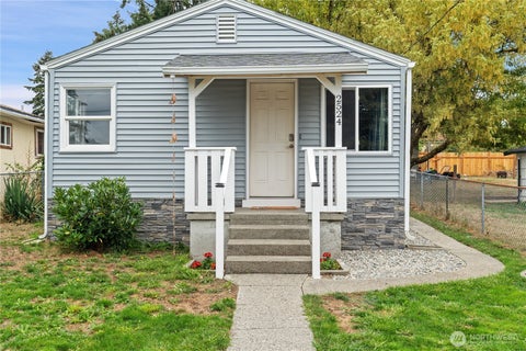 Photo of 2524 Barnett Street, Bremerton, WA 98310 (MLS # 2582045)