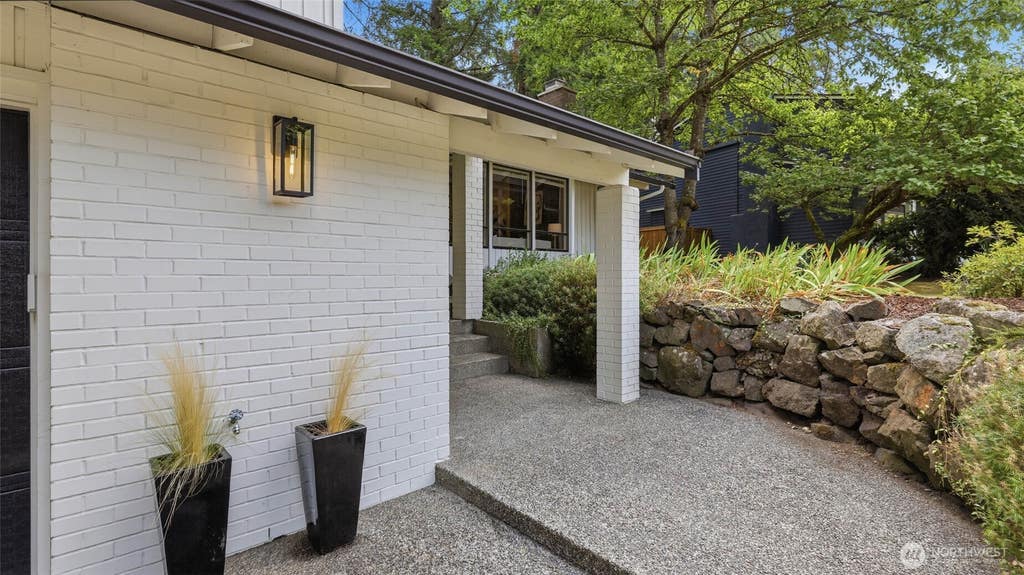 Photo of 7520 86th Avenue SE, Mercer Island, WA 98040 (MLS # 2561893)
