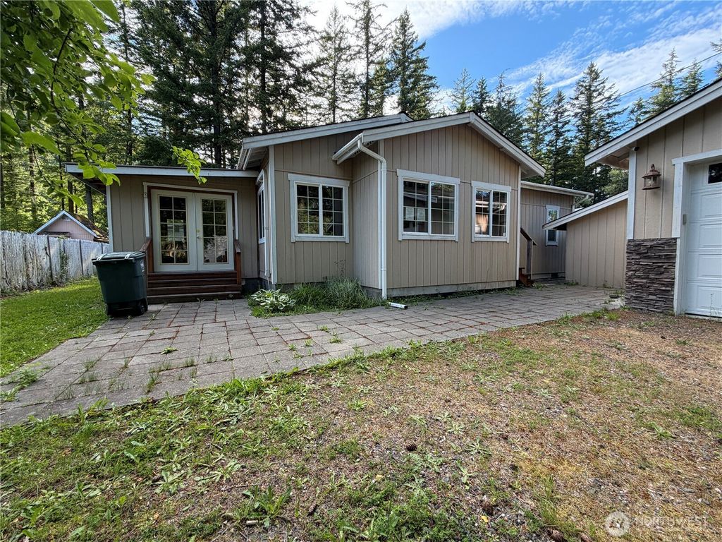 Photo of 8595 Golden Valley Drive, Maple Falls, WA 98266 (MLS # 2548621)
