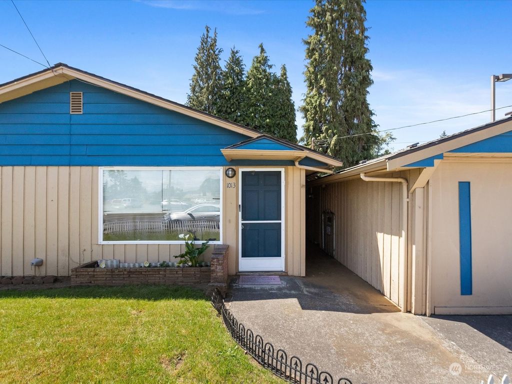 Photo of 1013 Beach Avenue, Marysville, WA 98270 (MLS # 2242775)