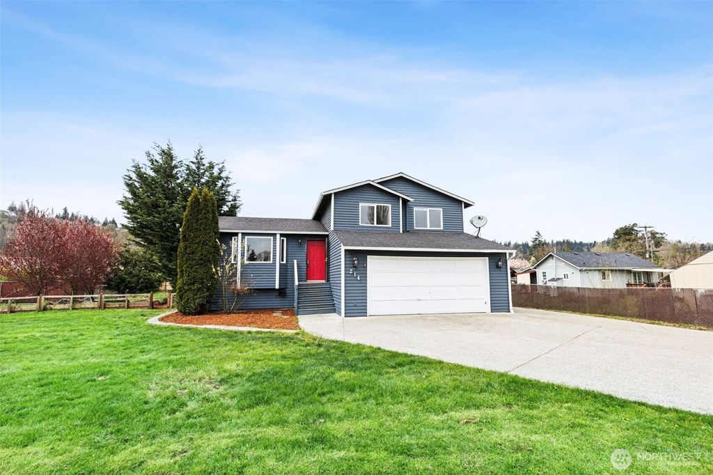 Photo of 214 10th Avenue N, Algona, WA 98001 (MLS # 2494466)