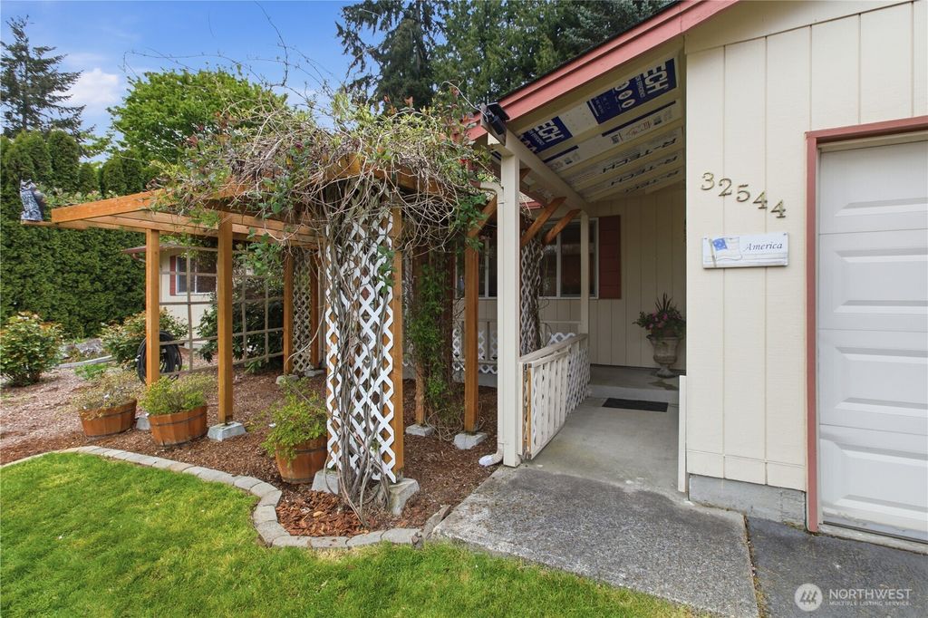 Photo of 32544 24th Avenue SW, Federal Way, WA 98023 (MLS # 2515790)