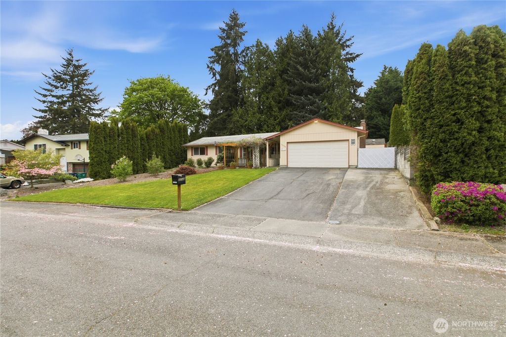 Photo of 32544 24th Avenue SW, Federal Way, WA 98023 (MLS # 2515790)