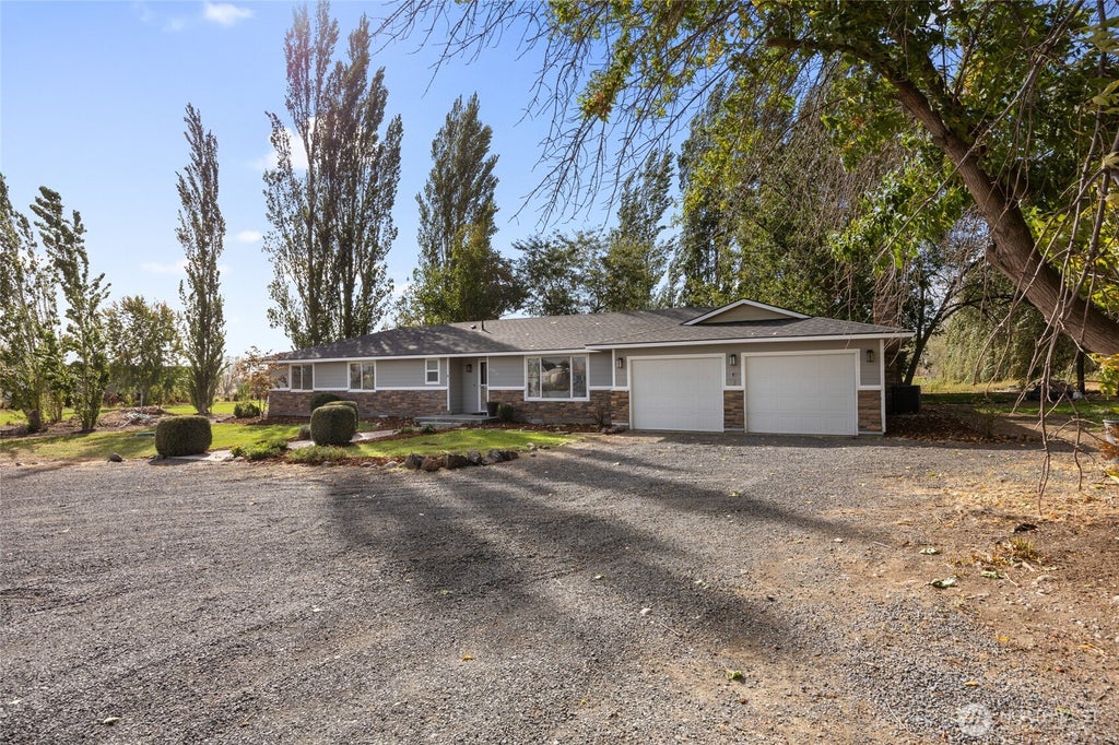 Photo of 6856 Rd E NE, Moses Lake, WA 98837 (MLS # 2588067)
