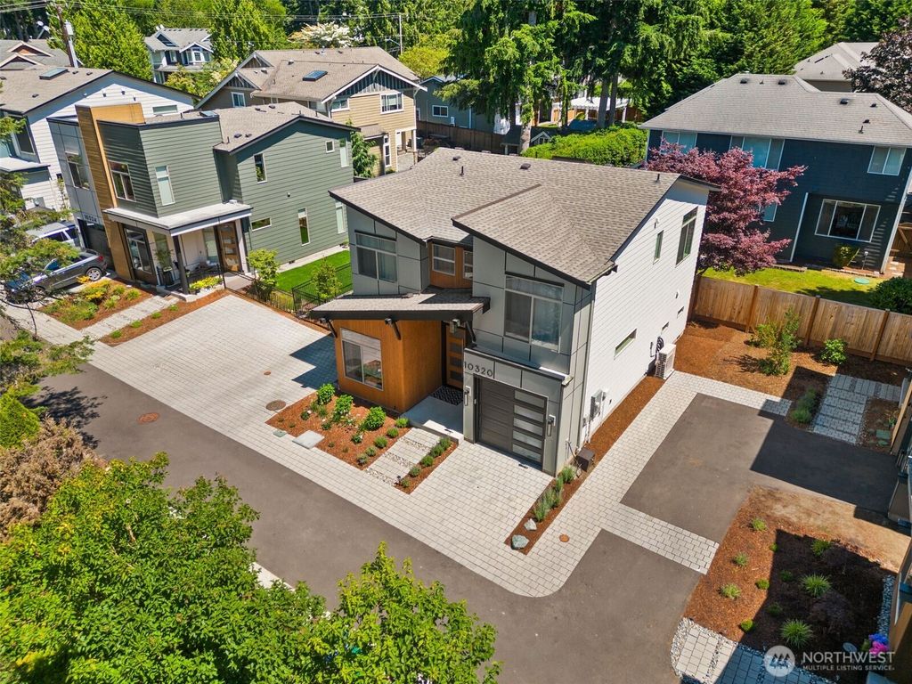 Photo of 10320 126th Lane NE, Kirkland, WA 98033 (MLS # 2334225)