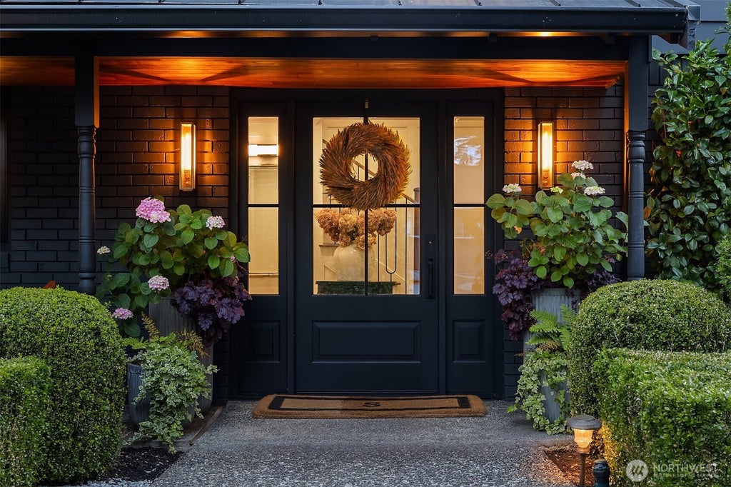 Photo of 7306 Island Crest Way, Mercer Island, WA 98040 (MLS # 2548516)