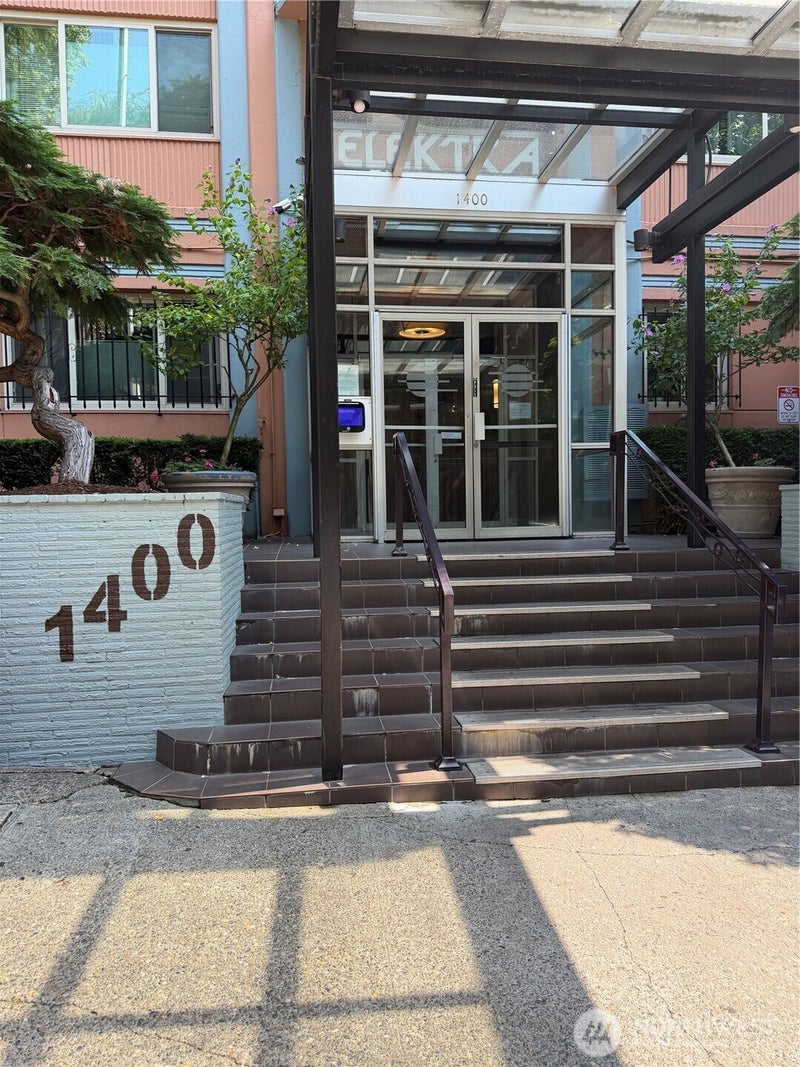 1400 Hubbell Place 814