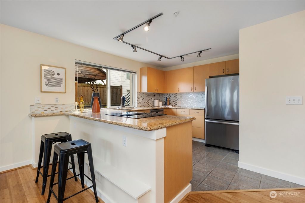 listing image 9360602518776725552