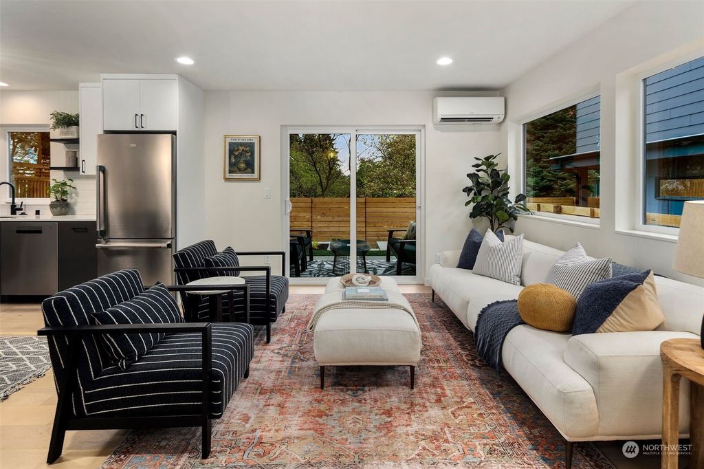 Photo of 3528 Woodlawn Avenue N, Seattle, WA 98103 (MLS # 2221547)