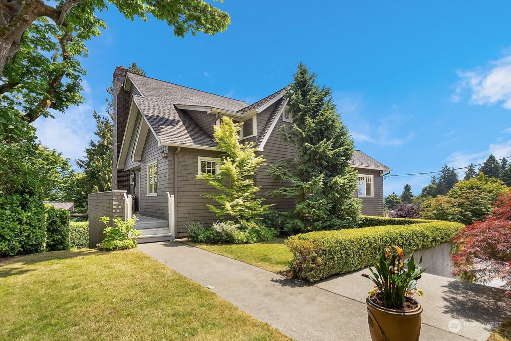 Photo of 11330 Lakeside Avenue NE, Seattle, WA 98125 (MLS # 2129400)