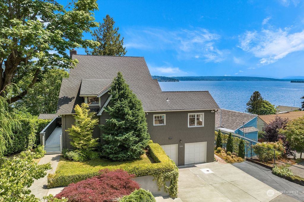 Photo of 11330 Lakeside Avenue NE, Seattle, WA 98125 (MLS # 2129400)