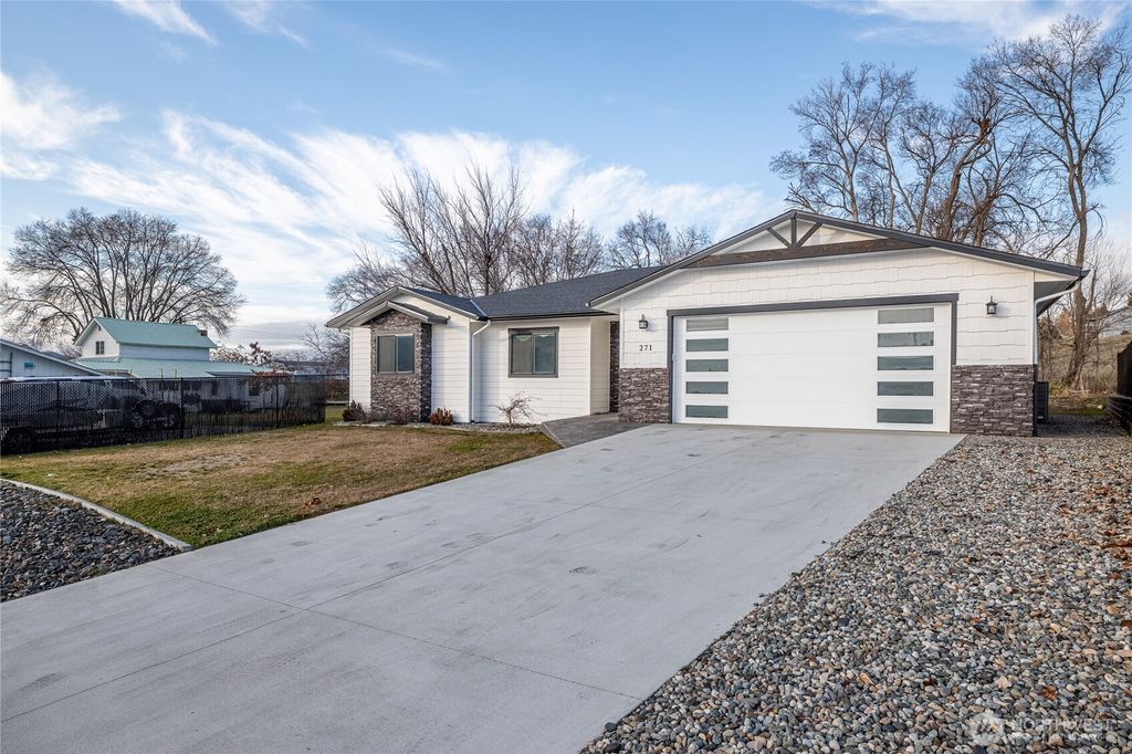 Photo of 271 NW Chinook Way, East Wenatchee, WA 98802 (MLS # 2476949)