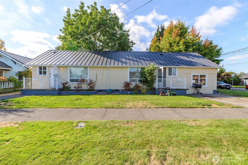 Photo of 102 &amp; 104 9th Street SW, Puyallup, WA 98371 (MLS # 2532388)