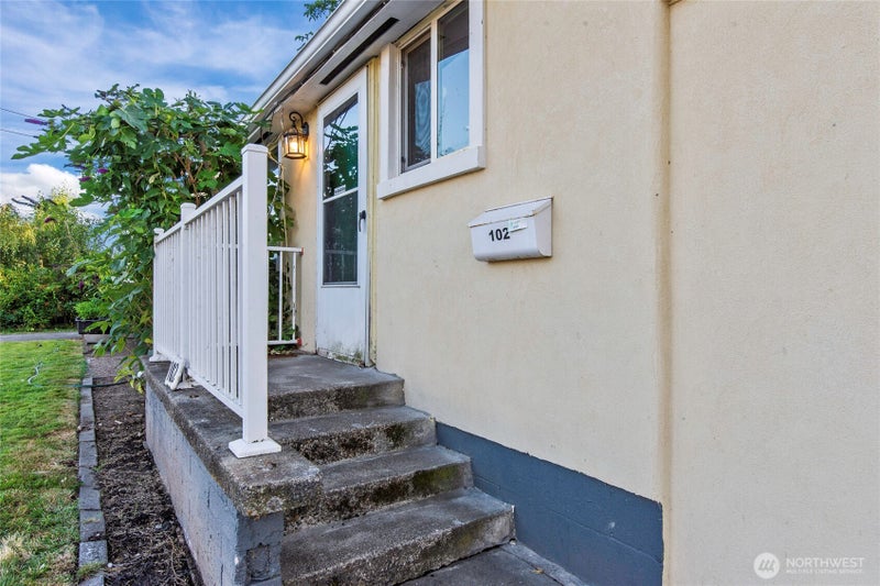 102 9th Street SW