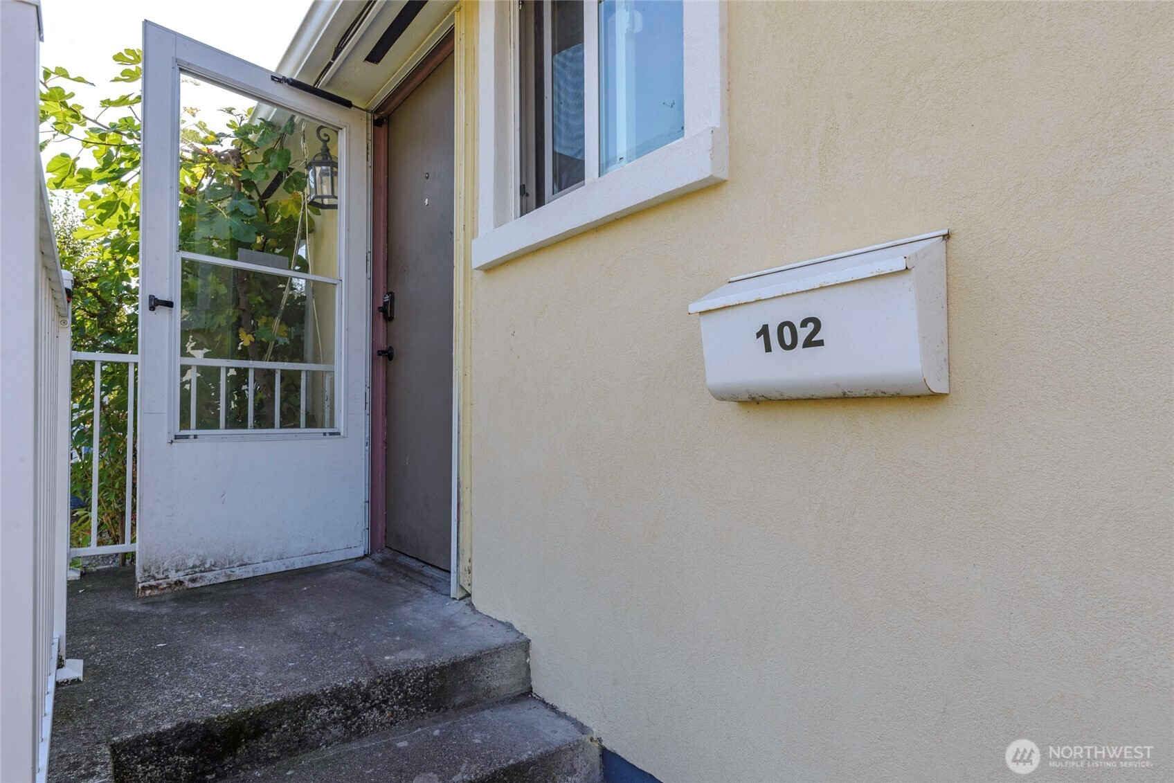 102 9th Street SW