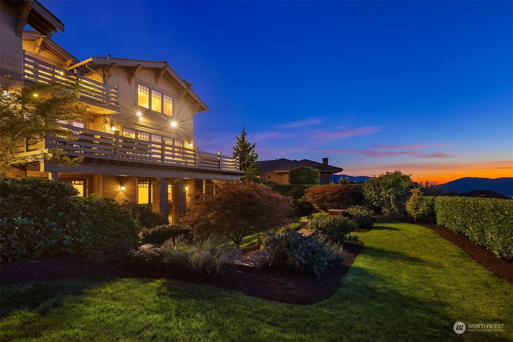 Photo of 3094 NE Harrison Street, Issaquah, WA 98029 (MLS # 2284537)