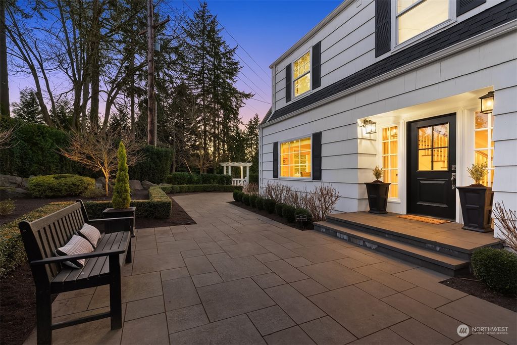 Photo of 2401 94th Avenue NE, Clyde Hill, WA 98004 (MLS # 2326711)