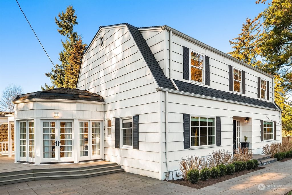 Photo of 2401 94th Avenue NE, Clyde Hill, WA 98004 (MLS # 2326711)