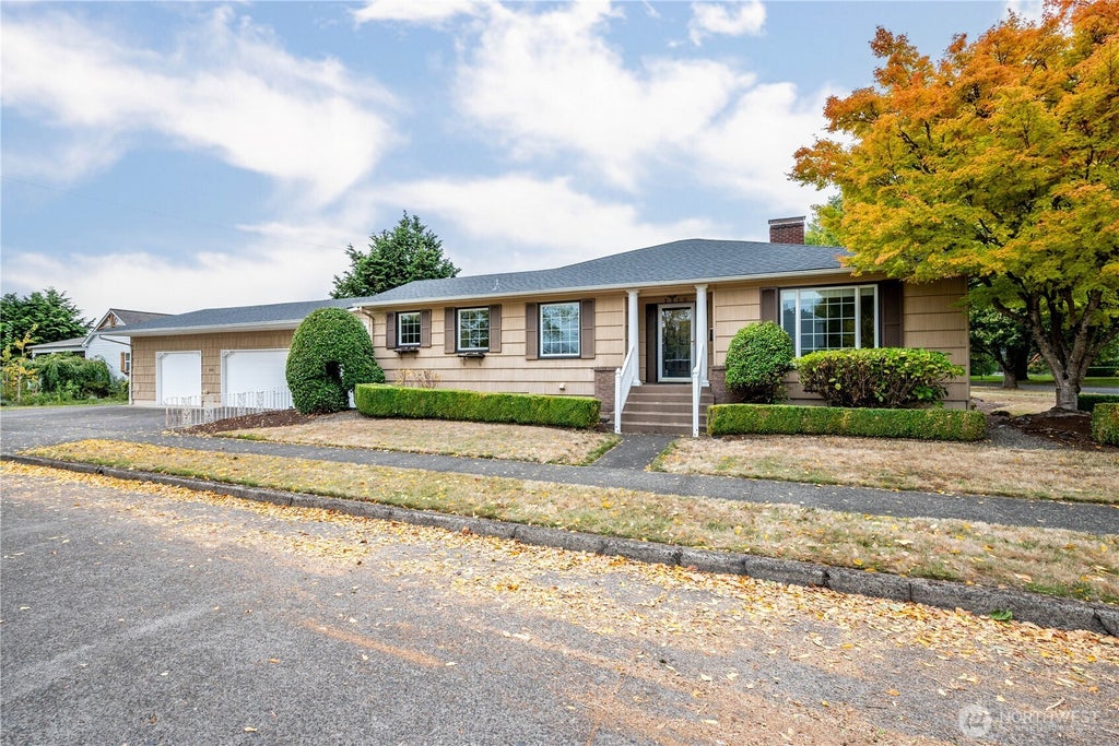 Photo of 2610 Field Street, Longview, WA 98632 (MLS # 2589741)