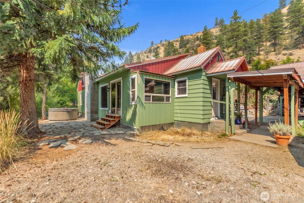 Photo of 8811 Entiat River Road, Entiat, WA 98822 (MLS # 2562969)