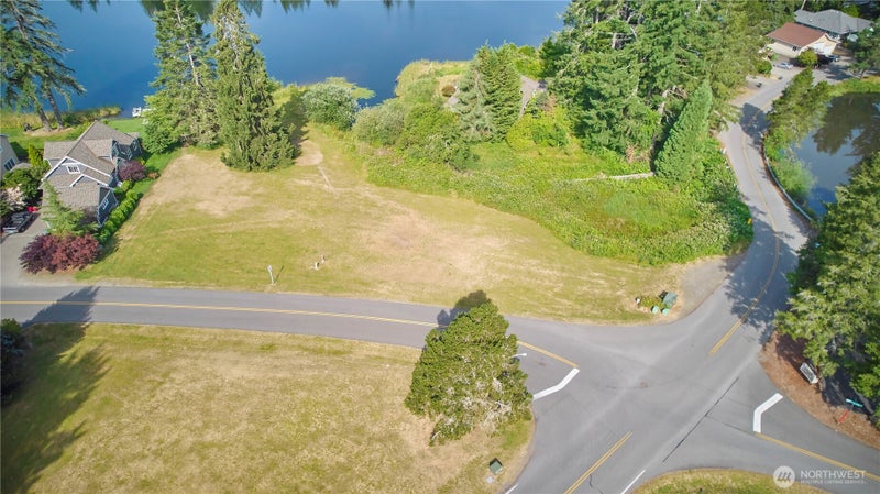40 E Lakeshore Drive