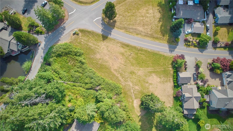 40 E Lakeshore Drive