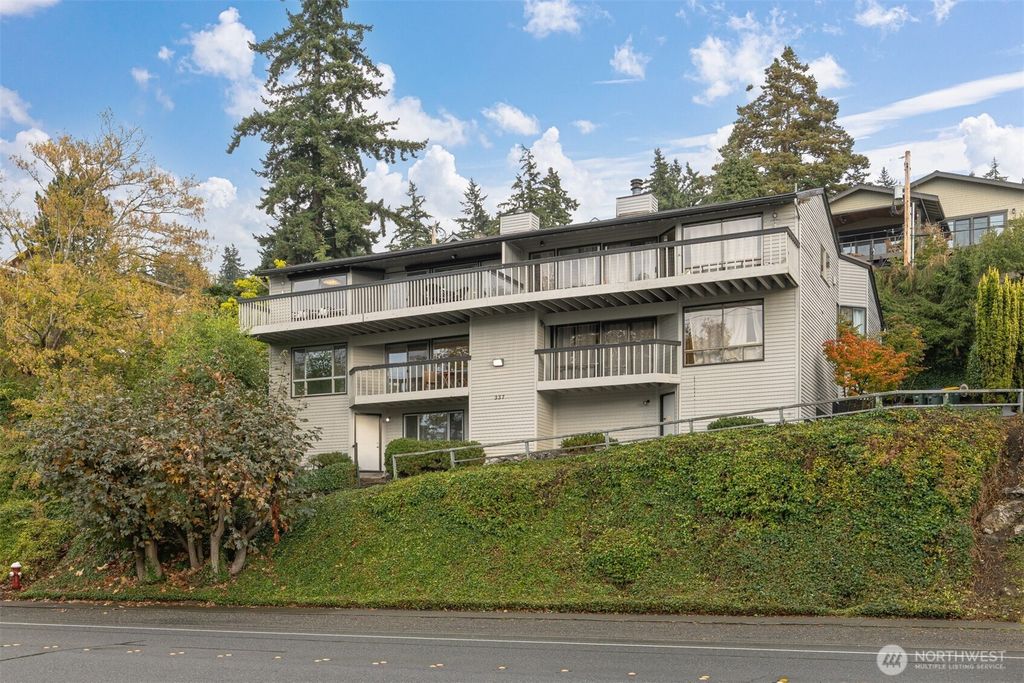 Photo of 337 S State Street #2, Bellingham, WA 98225 (MLS # 2444127)