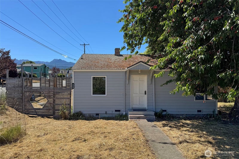 938 E 6th Street