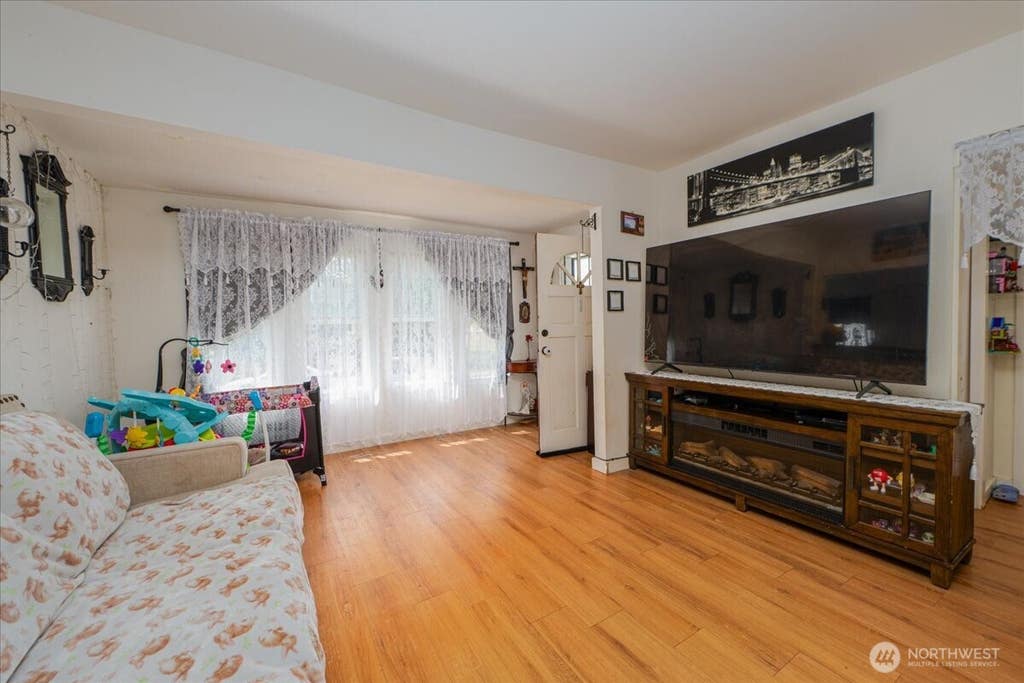 Photo of 1931 McDougall Avenue, Everett, WA 98201 (MLS # 2542840)