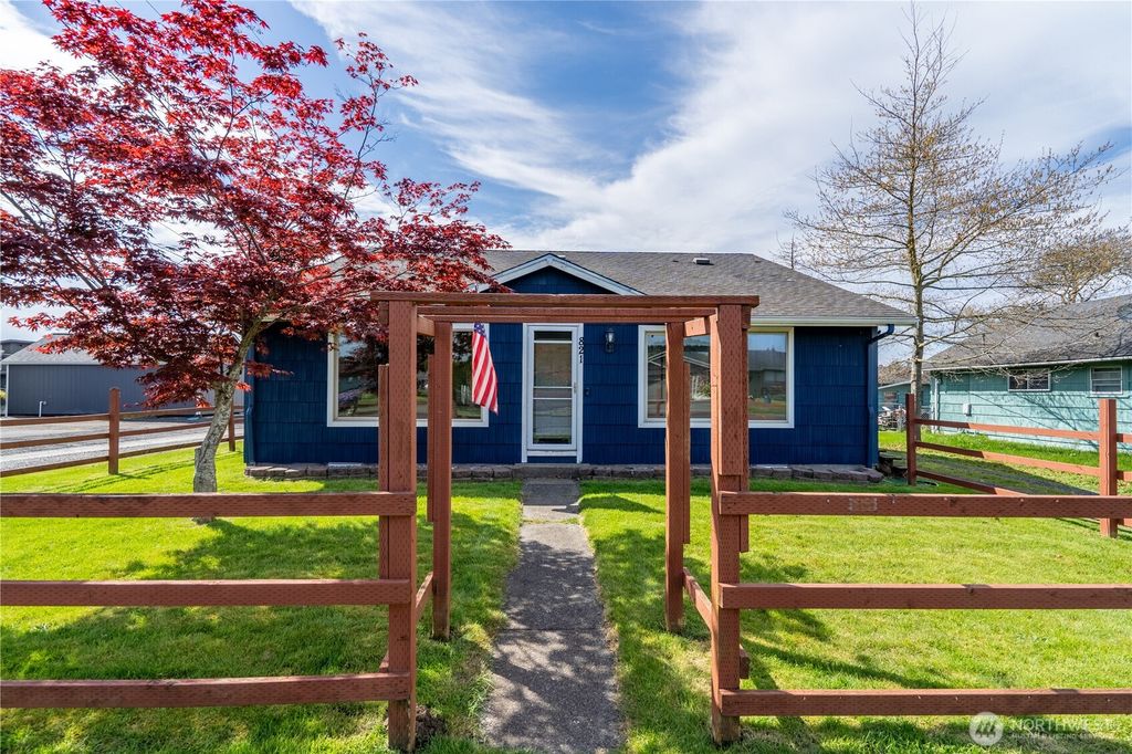 Photo of 821 Marsh Avenue, Centralia, WA 98531 (MLS # 2510476)